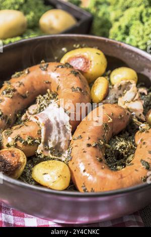 Grünkohl mit Bregenwurst und Bratkartoffeln Stockfoto