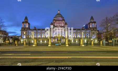 Das imposante Rathaus von Belfast, beleuchtet in der Abenddämmerung Stockfoto