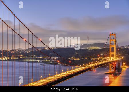 Die berühmte Golden Gate Bridge in San Francisco vor Sonnenaufgang Stockfoto