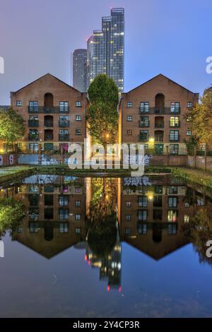 Alte Gebäude und moderne Wolkenkratzer bei Nacht, gesehen in Castelfield, Manchester Stockfoto