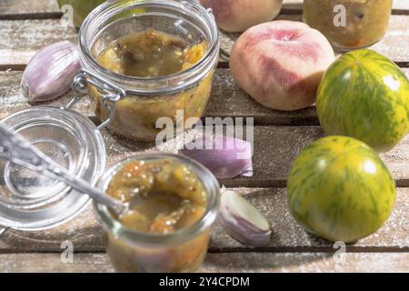 Chutney mit Grüne Zebra Tomaten und Pfirsichen Stockfoto