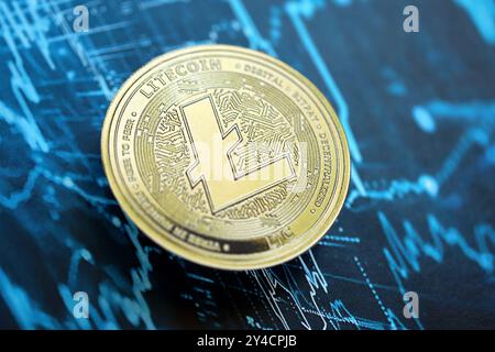 KIEW, UKRAINE - 17. AUGUST 2024 Litecoin LTC-Münze auf abstraktem fiktionalem Kryptowährungs-Handelskarte in blauer Farbe Nahaufnahme Stockfoto