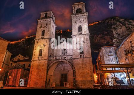 Dramatischer Himmel über der Kathedrale Saint Tryphon in Kotor, Montenegro, Europa Stockfoto