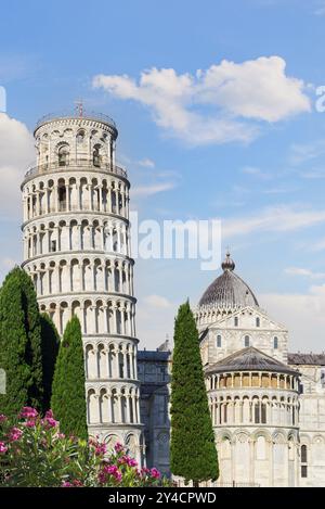 Schiefer Turm und Cayhedral in Pisa am sonnigen Tag, Italien, Europa Stockfoto