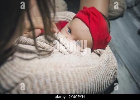 Liebevolle Mutter kuschelt schlafende neugeborene Tochter über Schulter Stockfoto