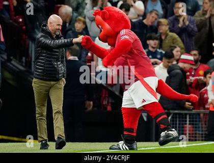 Manchester, Großbritannien. September 2024. Erik Ten Hag Manager von Manchester United begrüßt das Manchester United Maskottchen „Red Fred“ während des Carabao Cup-Spiels in Old Trafford, Manchester. Der Bildnachweis sollte lauten: Andrew Yates/Sportimage Credit: Sportimage Ltd/Alamy Live News Stockfoto