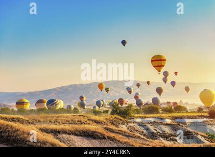Morgensonne und Heißluftballons in Kappadokien Stockfoto
