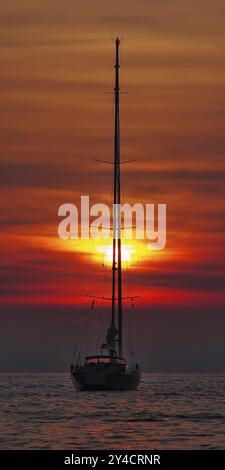 Segelyacht bei Sonnenuntergang, Golf von Porto, Korsika Stockfoto