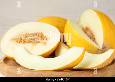 Frische reife Melonen auf Holzbrett, Großaufnahme Stockfoto