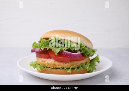 Köstlicher vegetarischer Burger mit Kichererbsenkotelett auf Lichttisch, Nahaufnahme Stockfoto