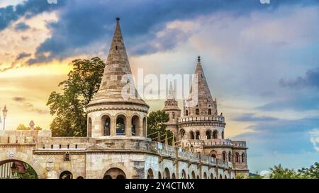 Ungarische Fischerbastei bei sonnigem Sonnenaufgang in Budapest Stockfoto