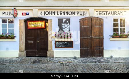 PRAG, TSCHECHISCHE REPUBLIK, 01. AUGUST 2018: Berühmter John Lennon PUB in Prag bei Sonnenaufgang Stockfoto
