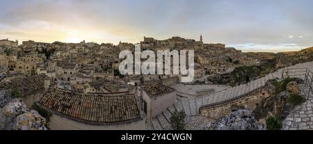 Panorama des historischen Zentrums von Matera in Süditalien nach Sonnenuntergang Stockfoto