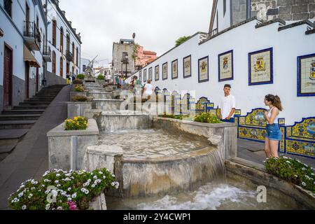 Ein wunderschöner Springbrunnen an der Promenade - Paseo de Canarias. Firgas ist eine kleine Stadt, die 1488 gegründet wurde. Stockfoto