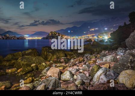 Nacht über der steinigen Küste in Sveti Stefan, Montenegro, Europa Stockfoto