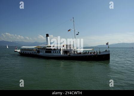 Paddeldampfer SD Hohentwiel vor der Hafeneinfahrt Lindau, Insel Lindau, Bodensee Stockfoto