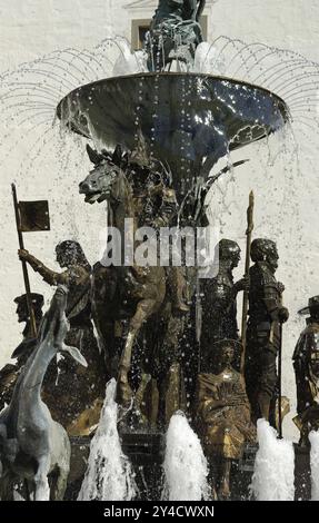Brunnen des Bildhauers Maximilian Ruess in der Ehrenklasse von Schloss Zeil im Allgäu. Der Brunnen zeigt die Geschichte des Hauses Waldbu Stockfoto