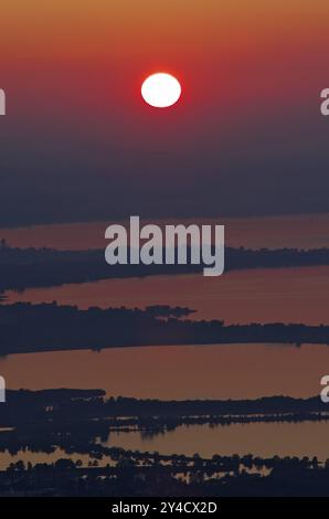 Sonnenuntergang am Bodensee, Blick vom Pfaender bis zur Rheinmündung in den Bodensee Stockfoto