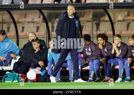 Amsterdam, Niederlande. September 2024. AMSTERDAM, NIEDERLANDE - 17. SEPTEMBER: Cheftrainer Frank Peereboom von Jong Ajax sieht bei einem niederländischen Keuken Kampioen Divisie Spiel zwischen Jong Ajax und Jong AZ im Sportpark de Toekomst am 17. September 2024 in Amsterdam, Niederlande, an. (Foto: Raymond Smit/Orange Pictures) Credit: dpa/Alamy Live News Stockfoto