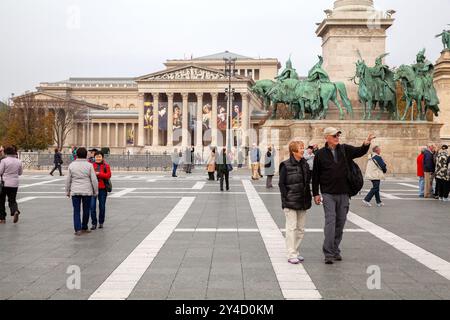 Touristen im Museum der Schönen Künste (Szépművészeti Múzeum), auf dem Heldenplatz, mit den sieben Häuptlingen der Magyaren Statue, Budapest, Ungarn, Stockfoto