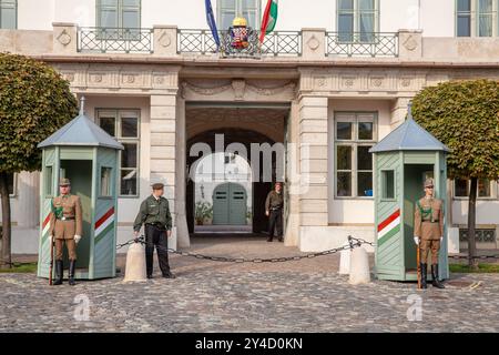 Das Amt Des Ungarischen Präsidenten Sándor Palast Bewacht Von Zwei Ungarischen Soldaten Mit Wachtkästen, Budapest Ungarn Stockfoto