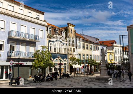 Der Stadtplatz in Aveiro, Portugal, ist der Ort, an dem Besucher das Denkmal der Freiheit finden und ein beliebter Treffpunkt für Einheimische ist. Stockfoto