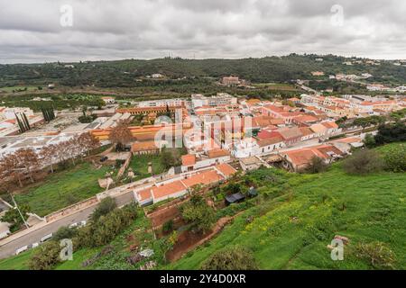 Blick auf die Terrakotta-Dächer einer Stadt von den alten Mauern von Silves Castle unter einem bewölkten Himmel. Stockfoto