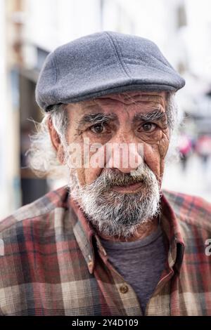 Porträt eines Mannes auf dem Stadtplatz in Aveiro, Portugal Stockfoto