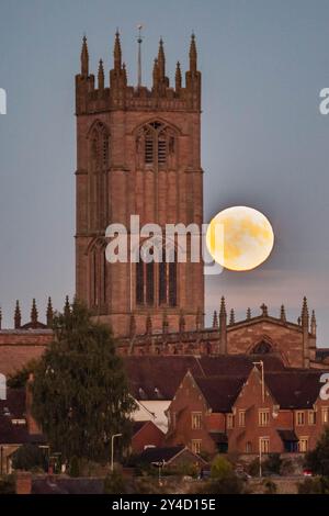 LUDLOW, VEREINIGTES KÖNIGREICH – 17. SEPTEMBER 2024: Der Harvest Super Moon wird hinter der St. Lawrence's Church in Ludlow, Shropshire, Vereinigtes Königreich, aufsteigen. Stockfoto