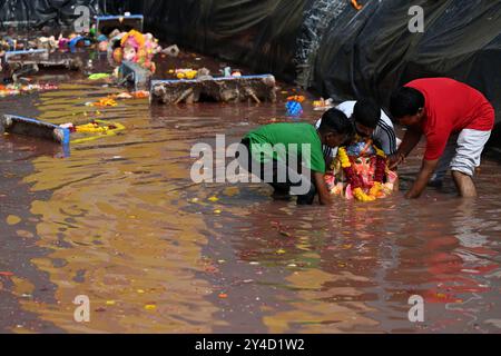 Indien. September 2024. NEW DELHI, INDIEN – 17. SEPTEMBER: Die Gläubigen während des Eintauchens von Lord Ganesh am letzten Tag Ganesh Visarjan in einen künstlichen Teich der Geeta Colony am 17. September 2024 in Neu-Delhi, Indien. (Foto: Salman Ali/Hindustan Times/SIPA USA) Credit: SIPA USA/Alamy Live News Stockfoto