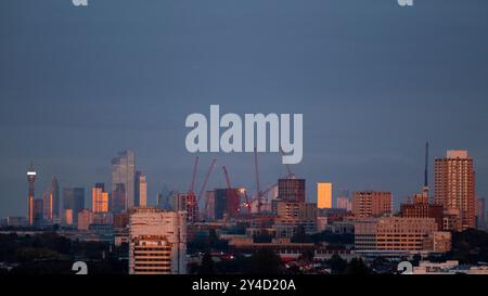 London, Großbritannien. 17. September 2024. UK Weather – Niedrige Wolken verdecken den Blick auf den vollen Harvest Moon, der über den Wolkenkratzern der Hauptstadt aufsteigt, wie er von den Northala Fields nahe Northolt im Westen Londons aus gesehen wird. Sie ist so benannt, weil sie der nächste Vollmond der herbstlichen Tagundnachtgleiche ist. Er ist auch ein Supermond, da er sich in der Nähe seiner näheren Annäherung an die Erde befindet und etwas größer und heller als sonst aussieht. Die Prognose sieht für morgen klarere Bedingungen vor. Quelle: Stephen Chung / Alamy Live News Stockfoto