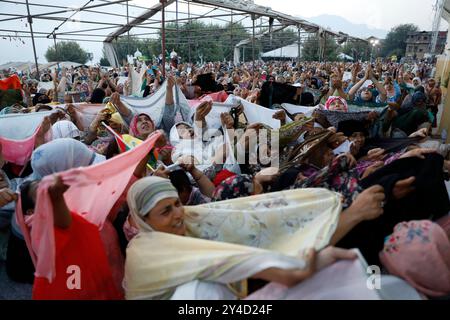 EID-e-Milad-ul-Nabi-Festival in Kaschmir, Indien muslimische Frauen beten, wenn sie ein Relikt sehen, das vermutlich ein Haar aus dem Bart des Propheten Mohammed ist, das nicht Bilder anlässlich des Festivals von Eid-e-Milad-ul-Nabi, dem Geburtstag des Propheten, am 17. September 2024 im Hazratbal-Schrein in Srinagar, Indien, gezeigt wird. Srinagar Indien Copyright: XMatrixxImagesx/xDanishxIsmailx Stockfoto