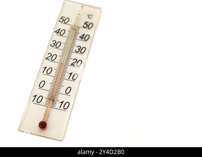 Kunststoffthermometer mit 20 Grad vor weißem Hintergrund, Dänemark, 15. September 2024 Stockfoto