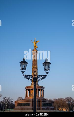 Kolumne des Sieges in der Abenddämmerung in Berlin Stockfoto