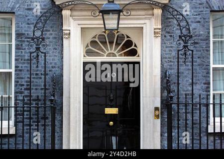 London, England, Großbritannien. September 2024. Eingangstür des Büros des britischen Premierministers in der Downing Street 10. (Kreditbild: © Tayfun Salci/ZUMA Press Wire) NUR REDAKTIONELLE VERWENDUNG! Nicht für kommerzielle ZWECKE! Stockfoto
