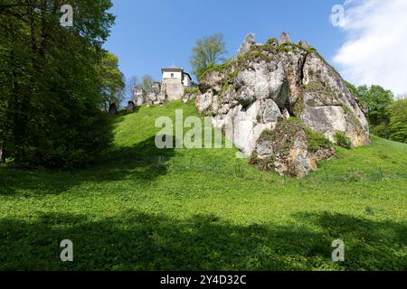 Teilweise restaurierte Ruinen einer Steinburg, die auf einem felsigen Hügel erbaut wurde Stockfoto