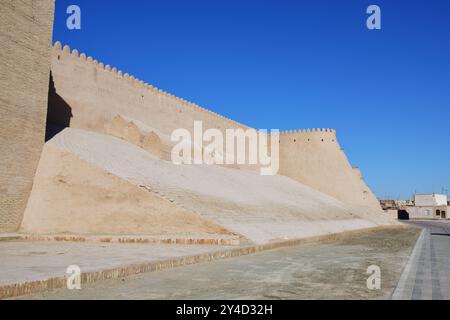 Mauer von Ichan Kala. Altstadt Chiwa in der Provinz Xorazm, Usbekistan. Hohe Stadtmauern von Ichan Kala mit Blick auf den erhaltenen historischen Friedhof am Bas Stockfoto