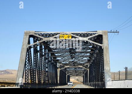 Drei überspannte Fachwerkbrücke über Burlington Northern und Santa Fe Railway 1st Street Bridge, Barstow, Kalifornien USA Stockfoto