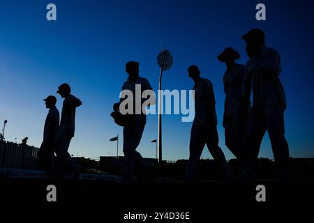 Bristol, Vereinigtes Königreich, 17. September 2024. Die Spieler aus Gloucestershire verlassen das Feld am Ende des ersten Tages während des Spiels der Vitality County Championship Division 2 zwischen Gloucestershire und Sussex. Quelle: Robbie Stephenson/Gloucestershire Cricket/Alamy Live News Stockfoto