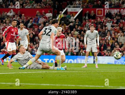 Manchester, Großbritannien. September 2024. Alejandro Garnacho von Manchester United erzielte ihr drittes Tor während des Carabao Cup-Spiels in Old Trafford, Manchester. Der Bildnachweis sollte lauten: Andrew Yates/Sportimage Credit: Sportimage Ltd/Alamy Live News Stockfoto