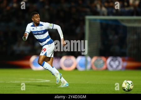 17. September 2024; Loftus Road Stadium, Shepherds Bush, West London, England; Carabao Cup Third Round Football, Queens Park Rangers gegen Crystal Palace; Elijah Dixon Bonner von Queens Park Rangers gibt den Ball vor dem Rennen weiter. Stockfoto