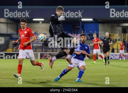 Mourneview Park, Lurgan, County Armagh, Nordirland, Großbritannien. September 2024. Sports Direct Premiership – Glenavon gegen Larne. Action vom heutigen Spiel im Mourneview Park (Glenavon in Blau). Larne Torhüter Rohan Ferguson unter Druck. Quelle: CAZIMB/Alamy Live News. Stockfoto