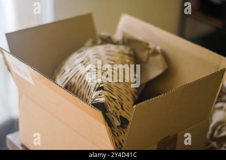 Lieferverpackung von Waren in Pappe, Draufsicht. Hochwertige Fotos Stockfoto