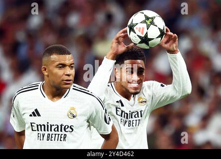 Madrid, Spanien. September 2024. Fußball: Champions League, Real Madrid - VfB Stuttgart, Vorrunde, Spieltag 1, Santiago Bernabeu Stadion, Madrider Jude Bellingham (r) reagiert neben Teamkollege Kylian Mbappé, nachdem ein Elfmeter für Madrid vom Video Assistant Schiedsrichter (VAR) zurückgenommen wurde. Quelle: Jan Woitas/dpa/Alamy Live News Stockfoto