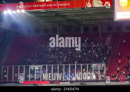 Enschede, Niederlande. September 2024. ENSCHEDE, NIEDERLANDE - 17. SEPTEMBER: Reisende Fans von sc Heerenveen jubeln das Team während eines niederländischen Eredivisie-Spiels zwischen FC Twente und sc Heerenveen in de Grolsch Veste am 17. September 2024 in Enschede, Niederlande. (Foto von Ren? Nijhuis/Orange Pictures) Credit: dpa/Alamy Live News Stockfoto