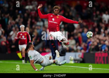 Marcus Rashford von Manchester United (rechts) wird im Carabao Cup, dem dritten Spiel in Old Trafford, von Barnsley Cotter, angegriffen. Bilddatum: Dienstag, 17. September 2024. Stockfoto