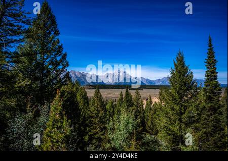 Grand Teton im Grand Teton Nationalpark, wo Ansel Adams im Herbst 2024 mit dem Snake River das berühmte Schwarz-weiß-Foto von Teton machte Stockfoto