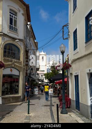 Aveiro, Portugal - 29. Mai 2024: Blick auf die Straße in der Innenstadt von Aveiro, Portugal. Stockfoto