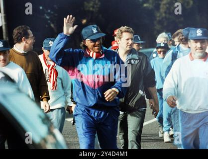 IAN BOTHAM FÜHRT SEINE WOHLTÄTIGKEITSREISE DURCH DIE OUTSSKIRTS VON PORTSMOUTH, 1992. BILD MIKE WLKER 1992 Stockfoto