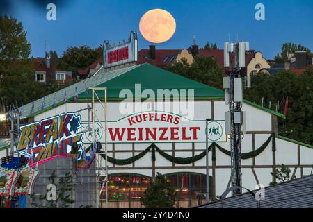 Vollmond am Wiesnhimmel, vier Tage vor Start des Oktoberfests, München, 17. September 2024 Deutschland, München, 17. September 2024, der Vollmond geht über der Wiesn auf, der Supermond scheint über Kufflers Weinzelt, Dienstagabend um 19:25 Uhr, Abendhimmel über München, der Mond ist besonders hell und groß, weil er in seiner Umlaufbahn am erdnächsten Punkt ist, vier Tage vor Start des Oktoberfests, der Aufbau ist fast beendet, Bayern, Volksfest, *** Vollmond im Wiesnhimmel, vier Tage vor Beginn des Oktoberfests, München, 17. September 2024 17. September 2024, The FULL Stockfoto